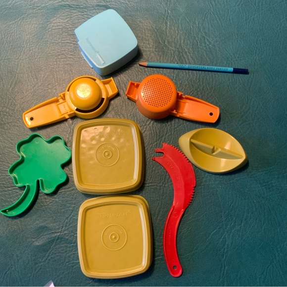 Tupperware lot small gadgets collectibles. Rare! Kitchen ware shamrock cookie - Picture 3 of 6
